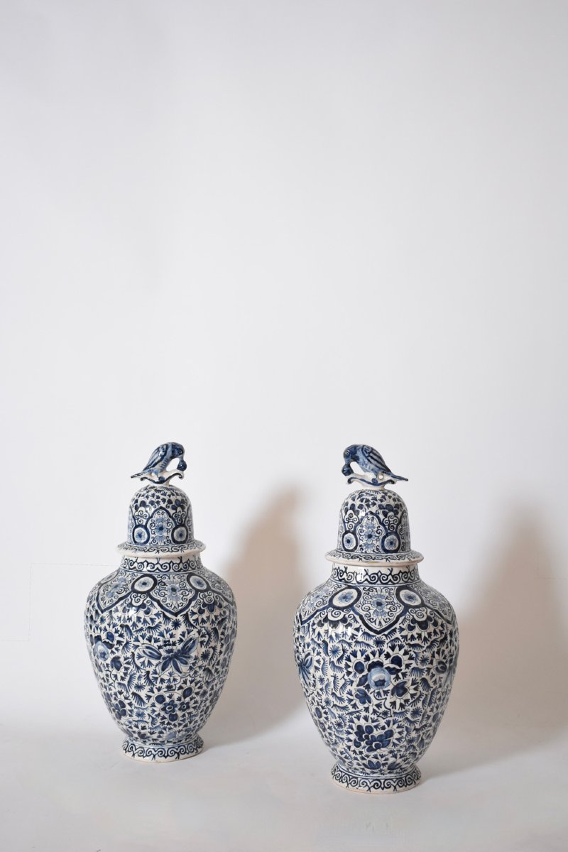 Paire de vases couverts balustres en faïence de Delft bleu et blanc, XIXe siècle.