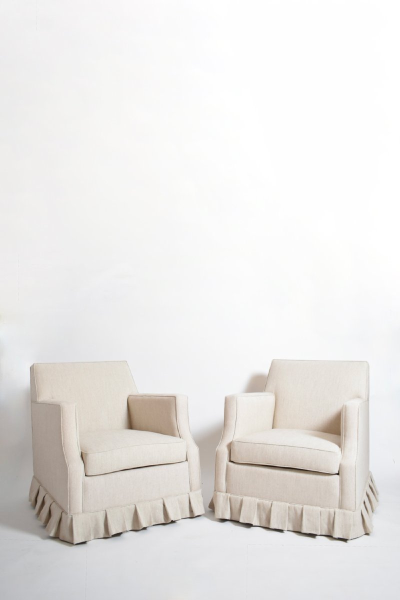 Paire de fauteuils en tissu texturé blanc cassé à franges, années 1960.