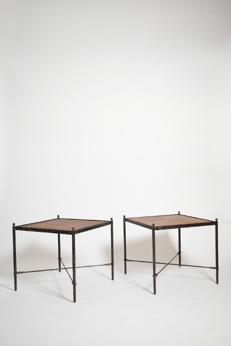 Paire de tables d’appoint en fer forgé et osier, années 1970.