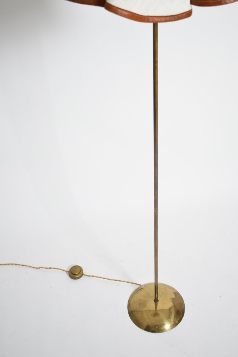 Lampadaire en laiton, tissu et cuir, années 1960.-photo-3