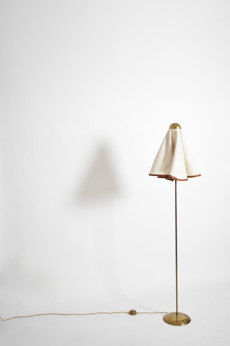 Lampadaire en laiton, tissu et cuir, années 1960.-photo-4