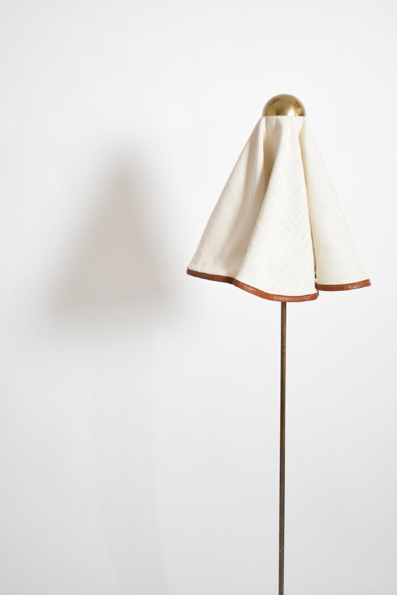 Lampadaire en laiton, tissu et cuir, années 1960.-photo-1