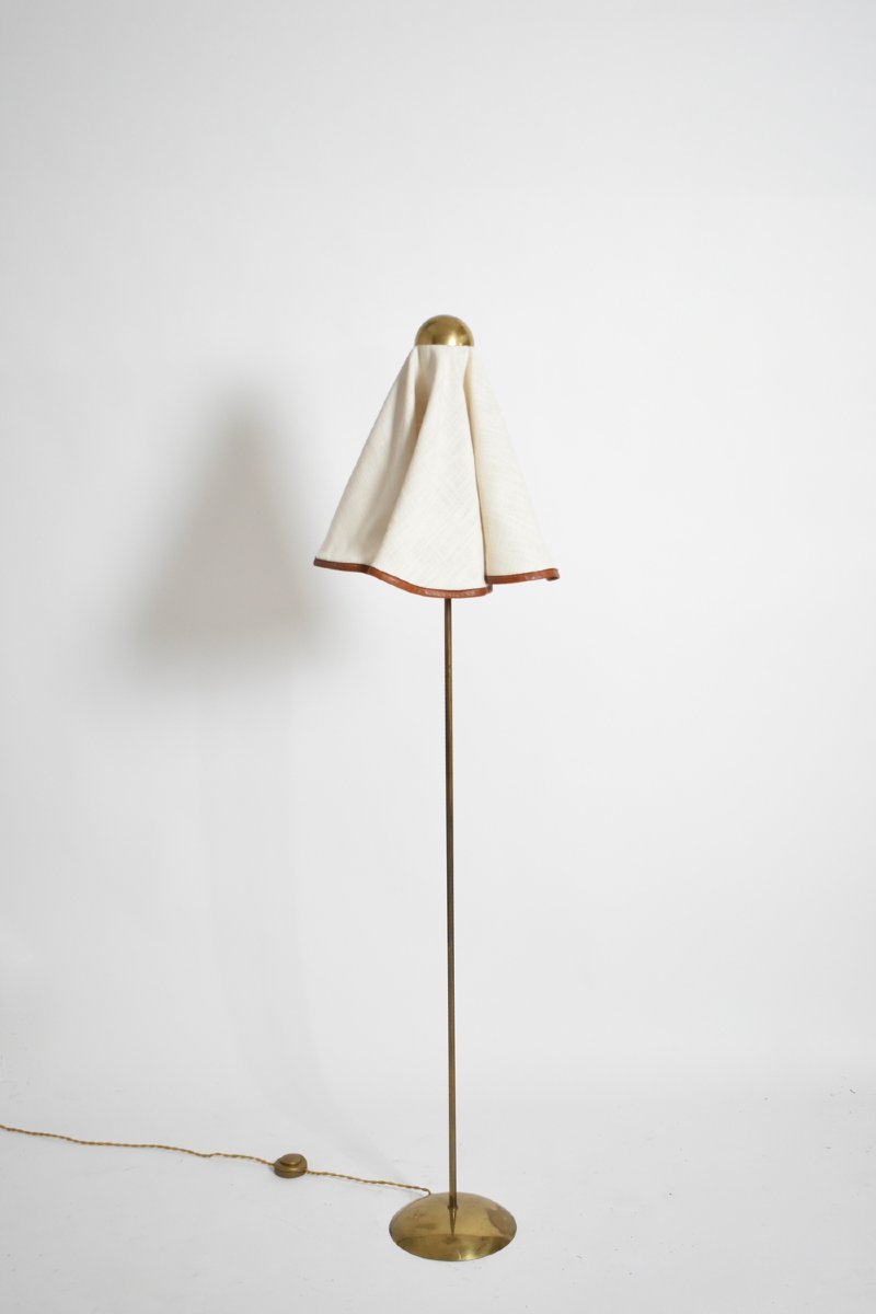 Lampadaire en laiton, tissu et cuir, années 1960.