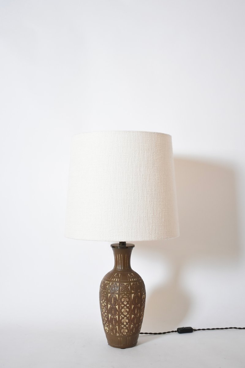 Lampe en céramique à décor de feuillage en bas-relief, années 1930.