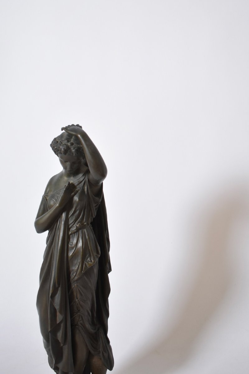 Sculpture néoclassique en bronze représentant une femme, XIXe siècle.-photo-2
