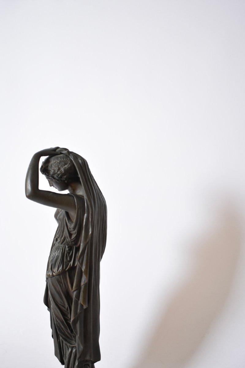 Sculpture néoclassique en bronze représentant une femme, XIXe siècle.-photo-3