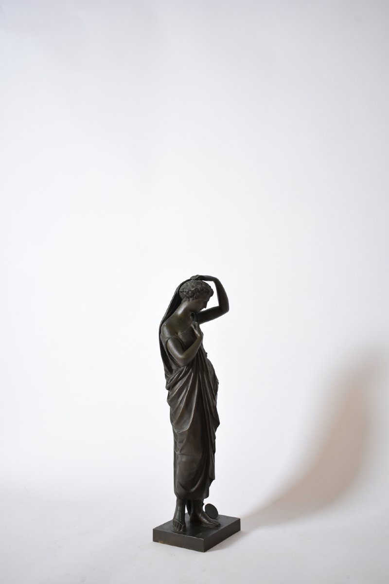 Sculpture néoclassique en bronze représentant une femme, XIXe siècle.-photo-1