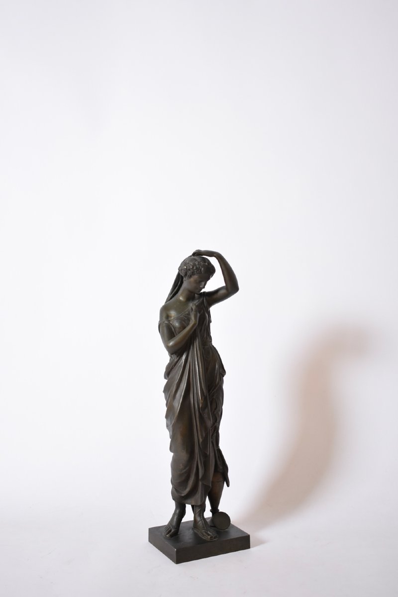 Sculpture néoclassique en bronze représentant une femme, XIXe siècle.