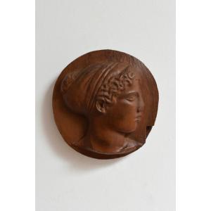 Portrait en médaillon en bois de style antique, années 1930.