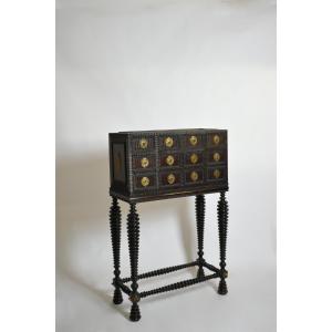 Cabinet en bois tourné, XIXe siècle.