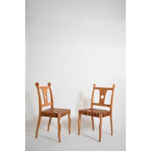 Paire de chaises étrusques en chêne et cuir, années 1970.