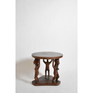 Table d’appoint africaine monoxyle sur piédestal, années 1960.