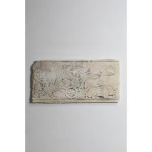 Bas-relief mural en plâtre moulé à décor antique, années 1960.