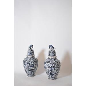 Paire de vases couverts balustres en faïence de Delft bleu et blanc, XIXe siècle.