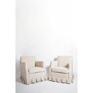 Paire de fauteuils en tissu texturé blanc cassé à franges, années 1960.