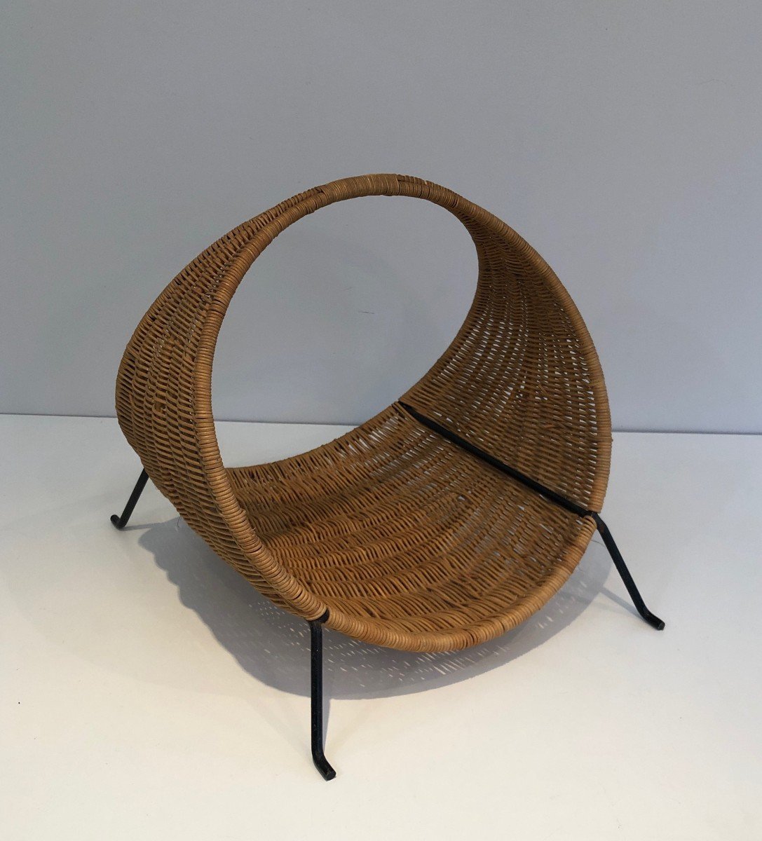 Porte-bûches Design En Métal Laqué Noir Et Rotin. Travail Français. Vers 1970
