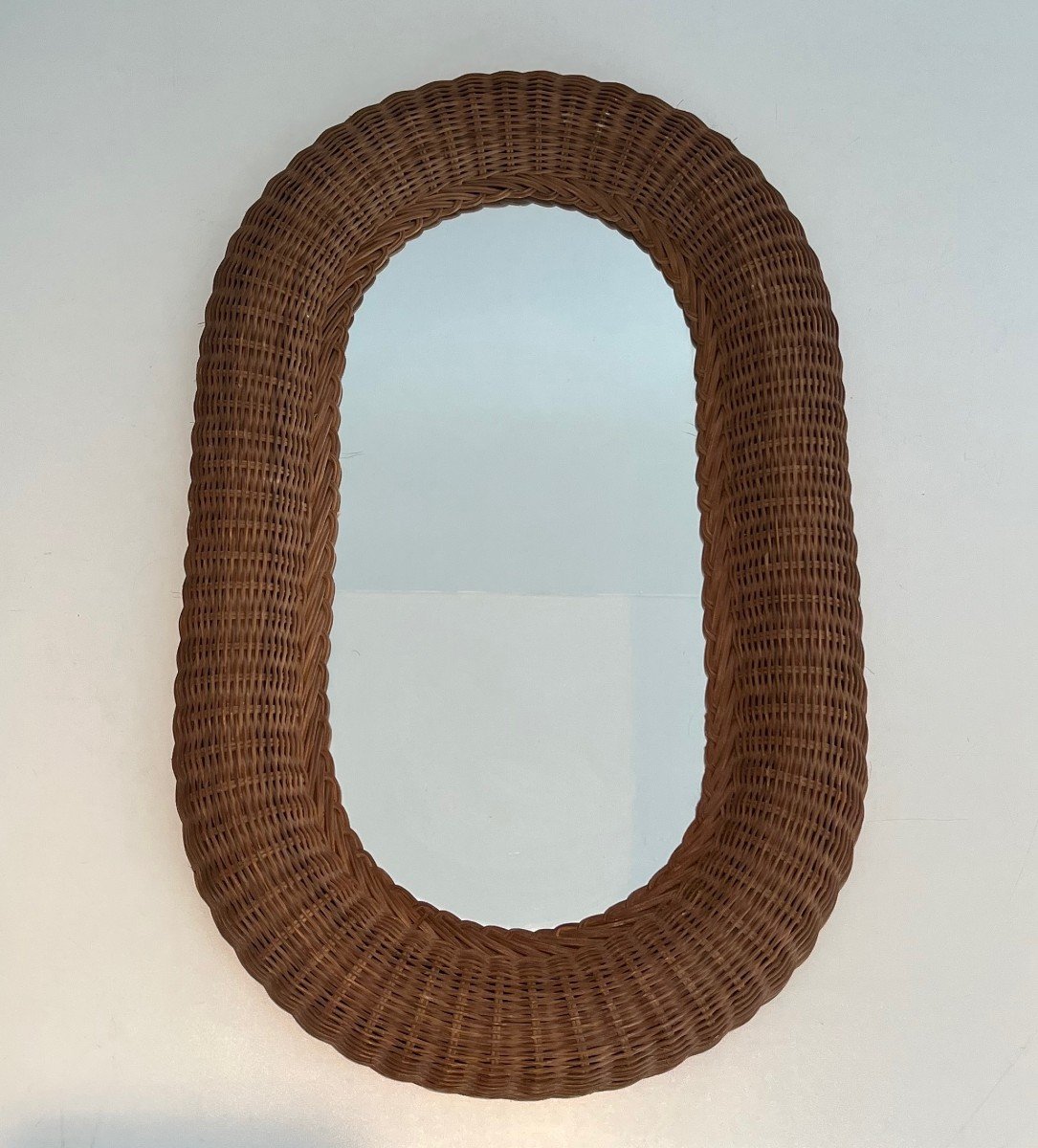 Miroir ovale en rotin. Travail Français. Vers 1970