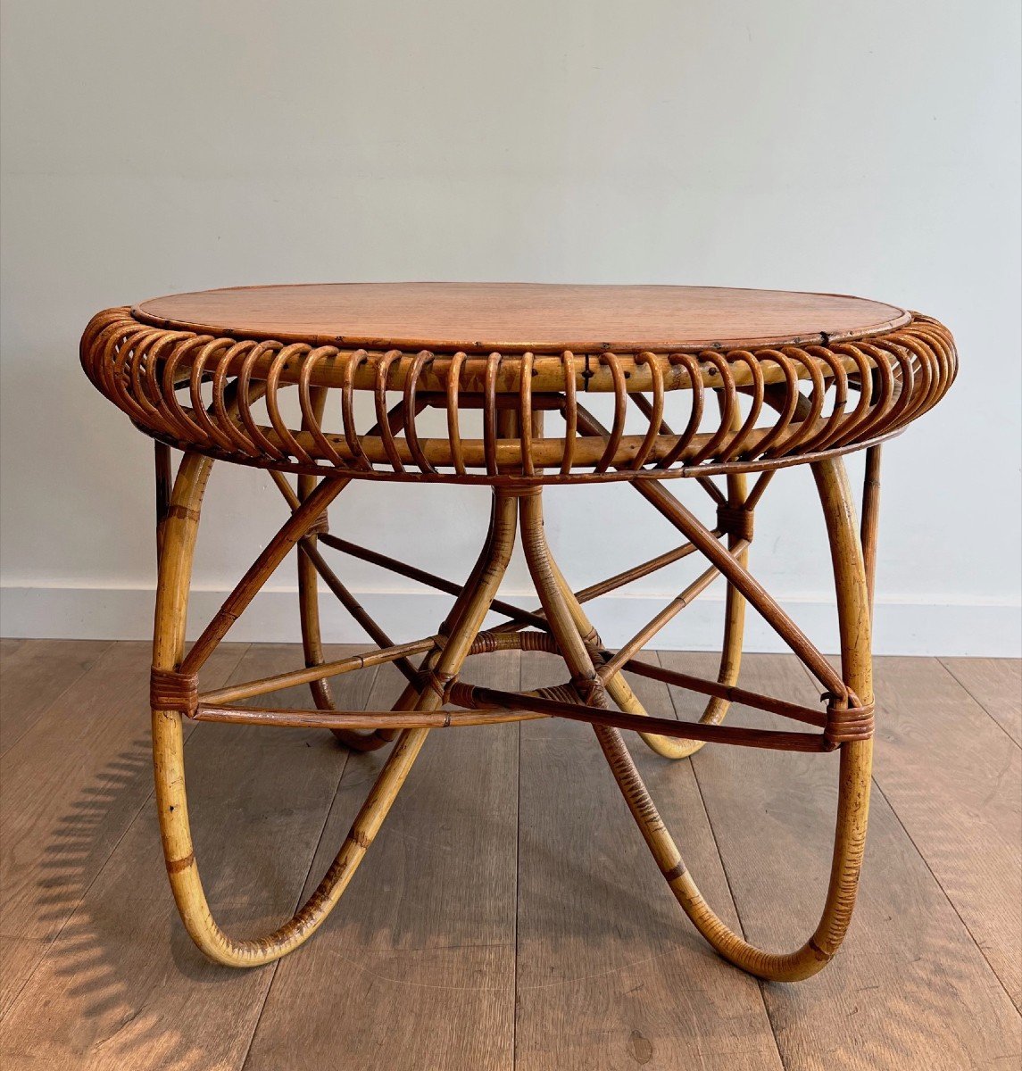 Table basse ronde en rotin à plateau de bois. Travail Italien de Franco Albini. Vers 1950-photo-2