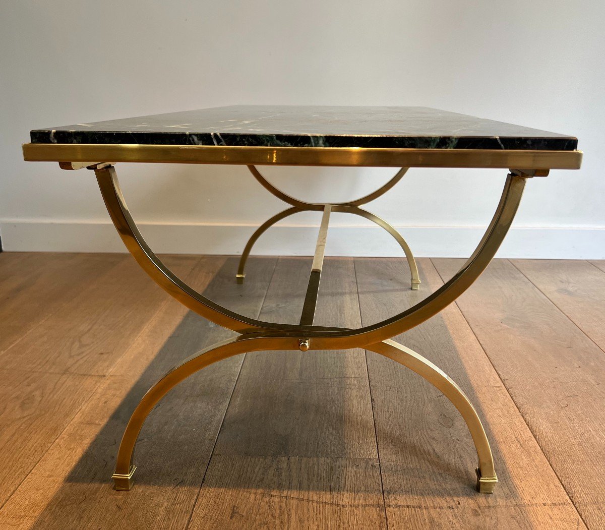 Table Basse De Style Néoclassique à Piètement Arceau En Laiton Et Plateau De Marbre Vert. -photo-4