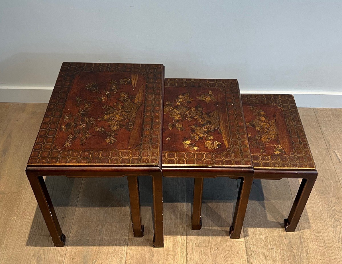 Suite Of Three Burgundy Lacquered Nesting Tables Decorated With Gilding From Chinese Scenes-photo-2