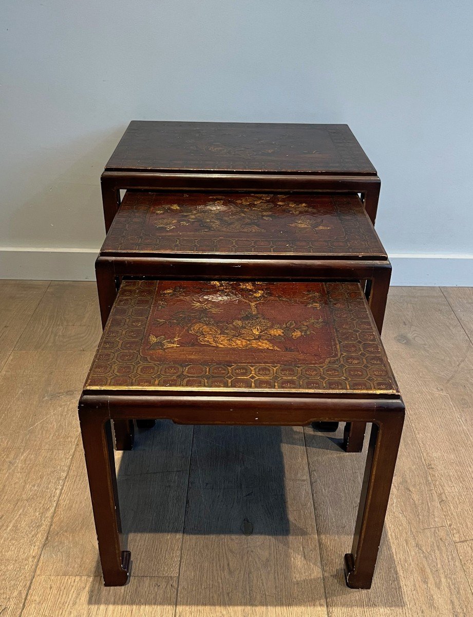 Suite Of Three Burgundy Lacquered Nesting Tables Decorated With Gilding From Chinese Scenes-photo-4