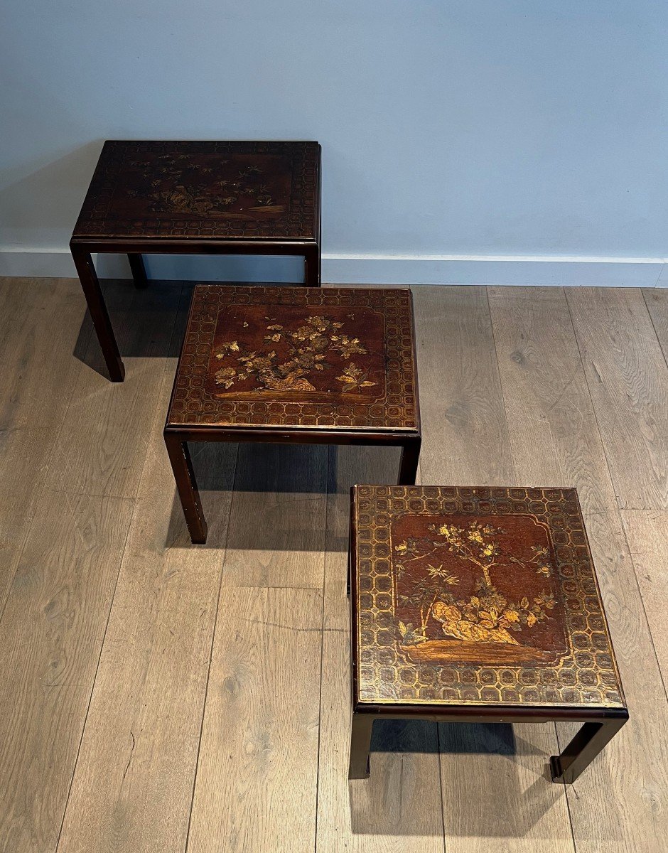Suite Of Three Burgundy Lacquered Nesting Tables Decorated With Gilding From Chinese Scenes-photo-3