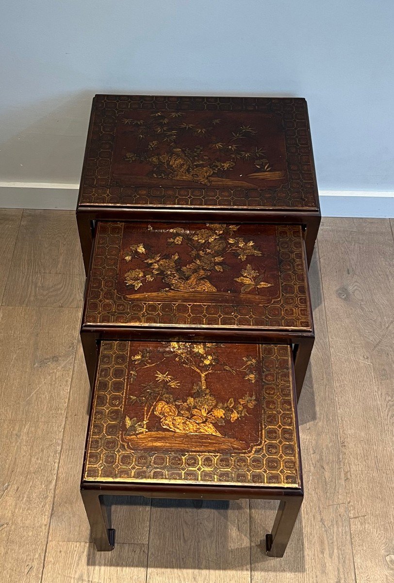 Suite Of Three Burgundy Lacquered Nesting Tables Decorated With Gilding From Chinese Scenes-photo-5