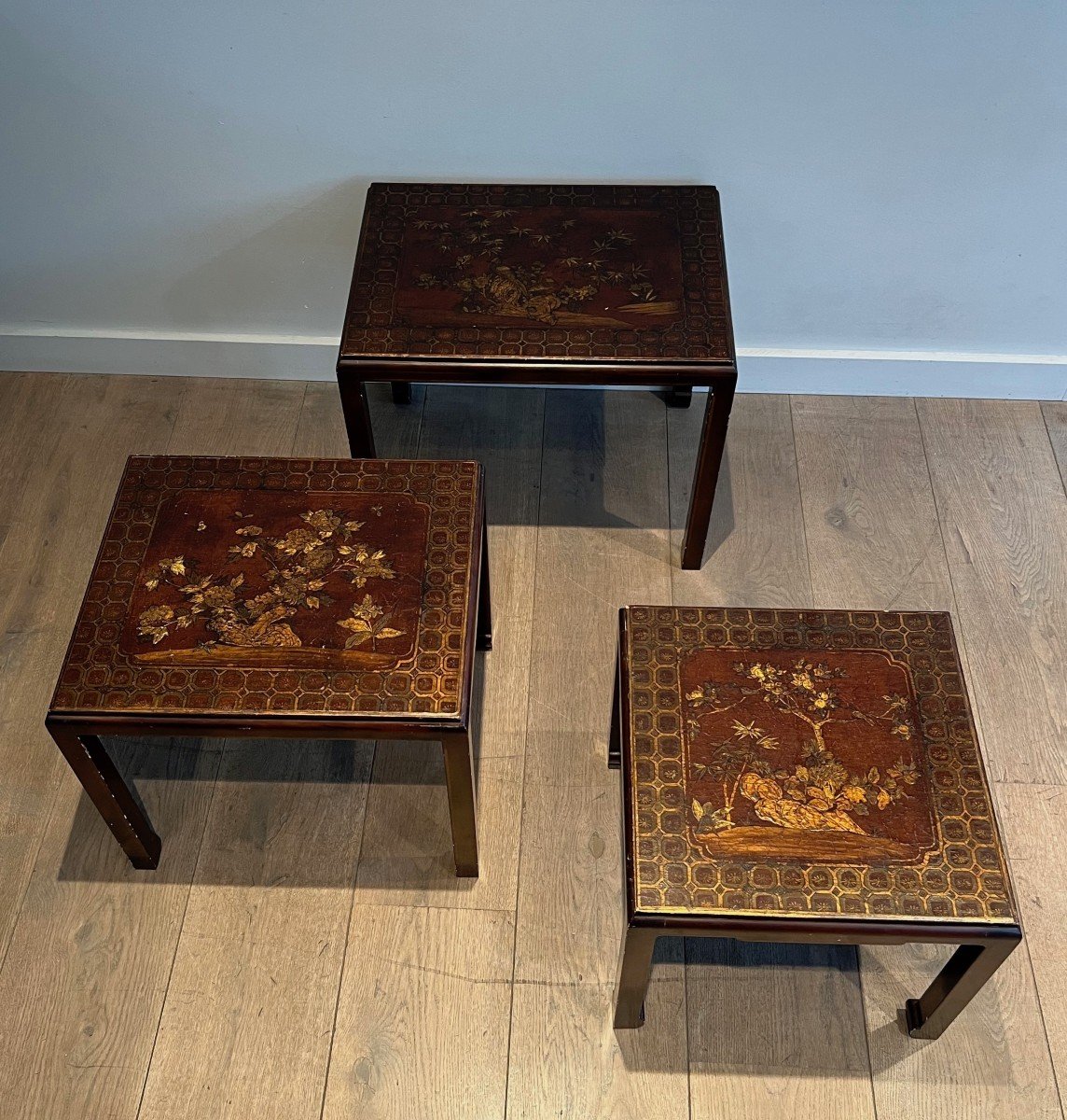 Suite Of Three Burgundy Lacquered Nesting Tables Decorated With Gilding From Chinese Scenes-photo-6