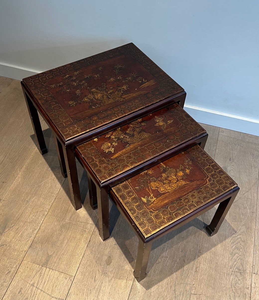 Suite Of Three Burgundy Lacquered Nesting Tables Decorated With Gilding From Chinese Scenes-photo-7