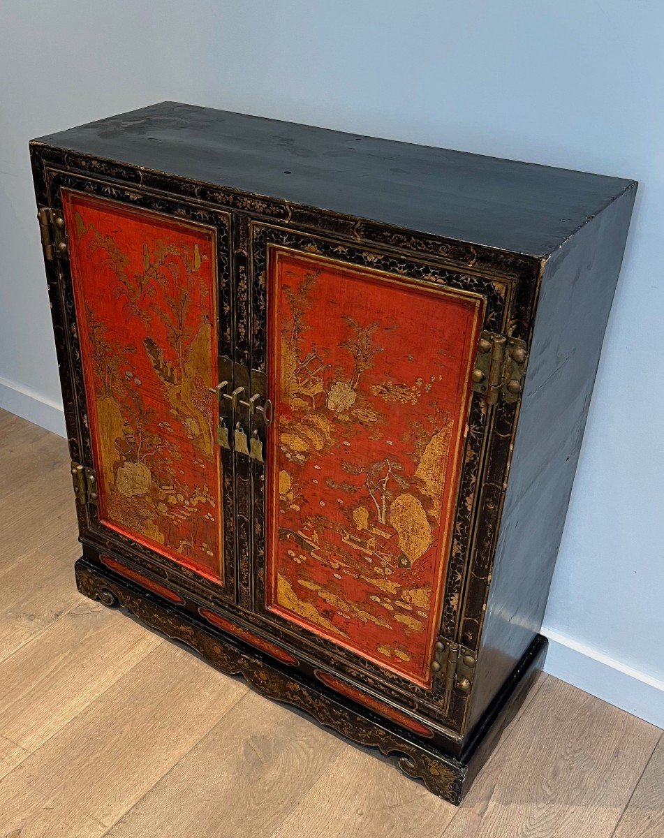 Cabinet à Hauteur d'Appui En Bois Laqué à Deux Ouvrants Présentant Des Décors Chinoisants-photo-8