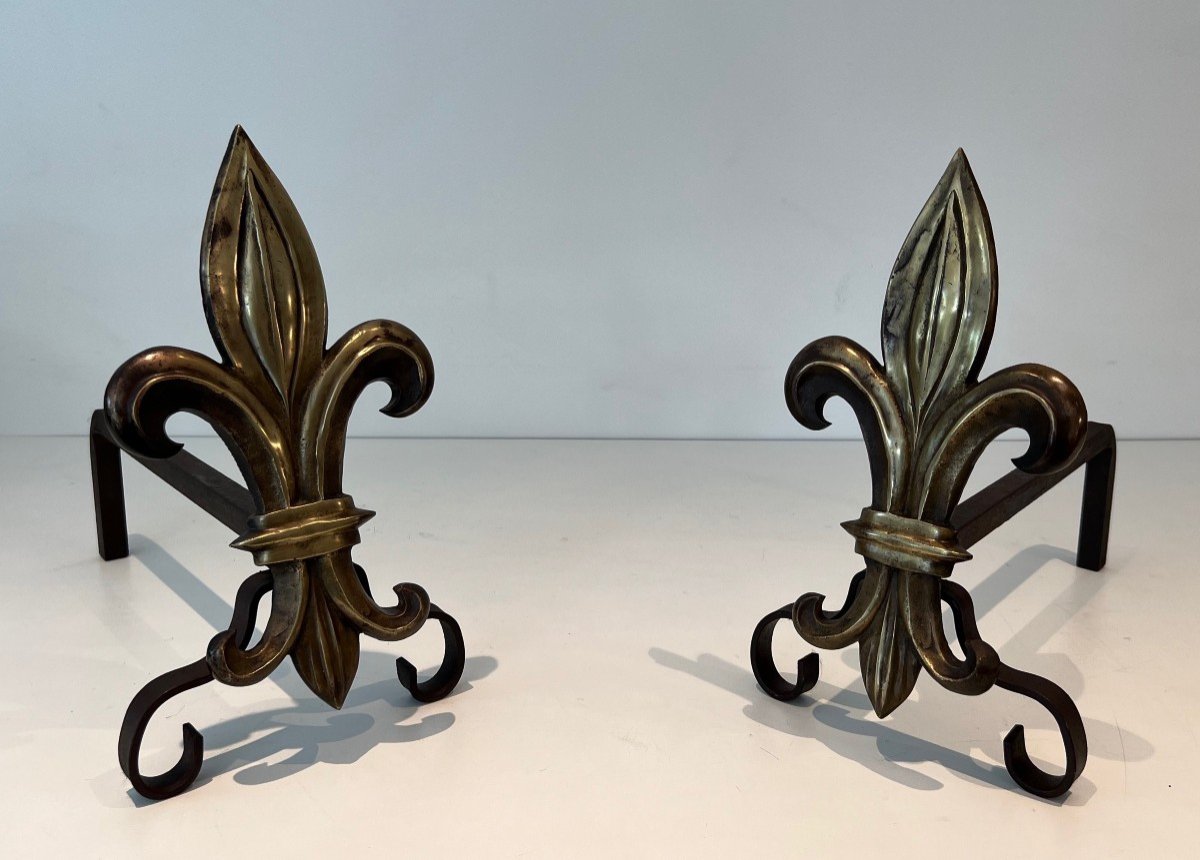 Paire De Chenets En Bronze Et Fer Forgé Représentant Une Fleurs De Lys. Travail Français. Vers -photo-3