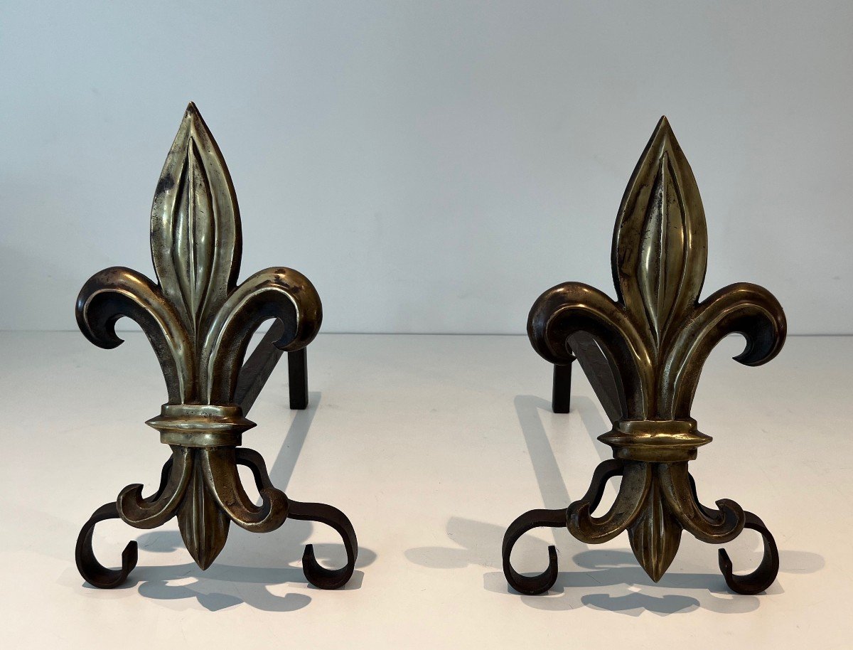 Paire De Chenets En Bronze Et Fer Forgé Représentant Une Fleurs De Lys. Travail Français. Vers -photo-7