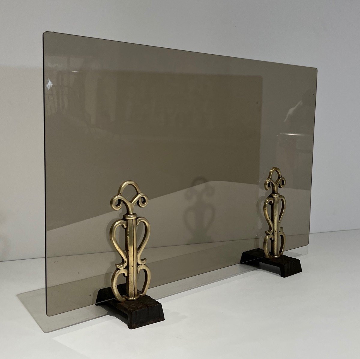 Pare-feu En Verre Fumé Soutenu Par Deux éléments Modernistes En Bronze. Travail Français Dans -photo-2