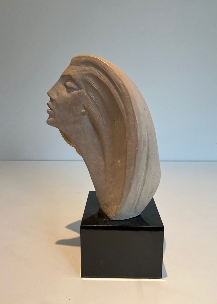 Sculpture En Terre Cuite Représentant Un Visage De Femme. Travail Signé De Austin Prod. 1980