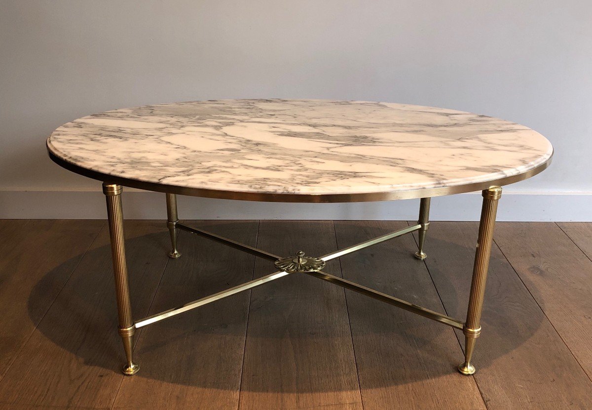 Table Basse Ovale De Style Néoclassique En Laiton Et Plateau De Marbre De Carrare. 