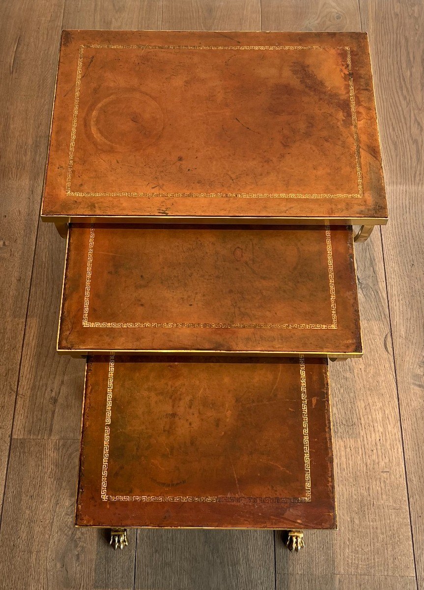 Set Of Gilt Metal Nesting Tables With Claw Feet And Leather Tops. French Work -photo-4