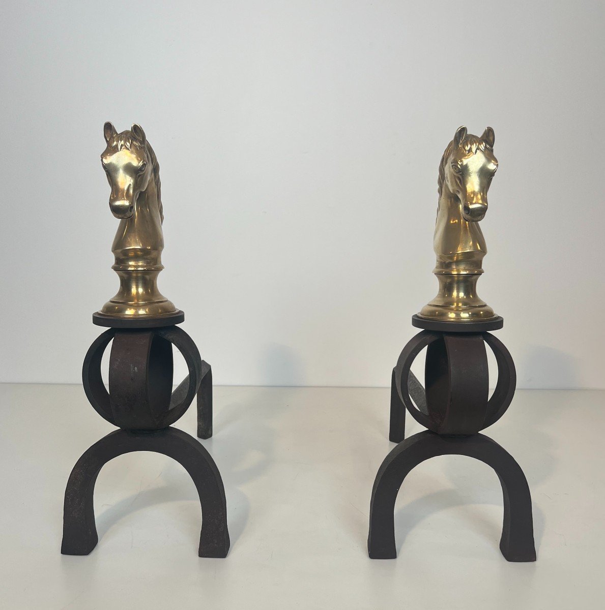 Importante Paire De Chenets En Bronze Et Fer Forgé Représentant Des Têtes De Chevaux. -photo-3