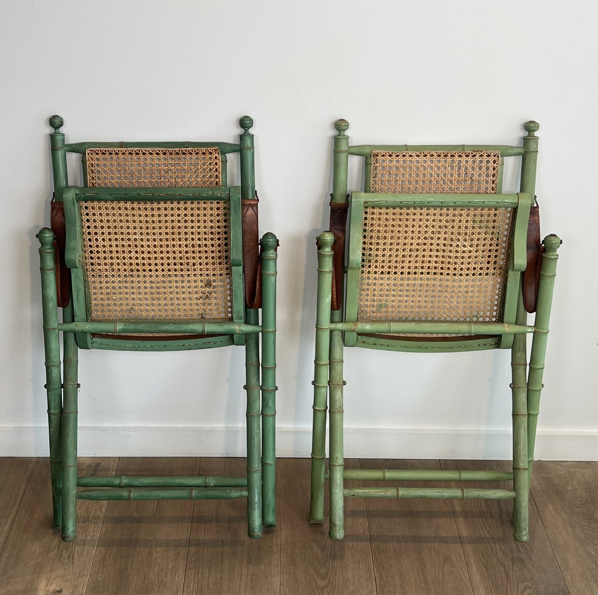 Pair Of Folding Safari Chairs In Patinated Faux Bamboo, Caned Backs And Seats And Leather Arms-photo-3