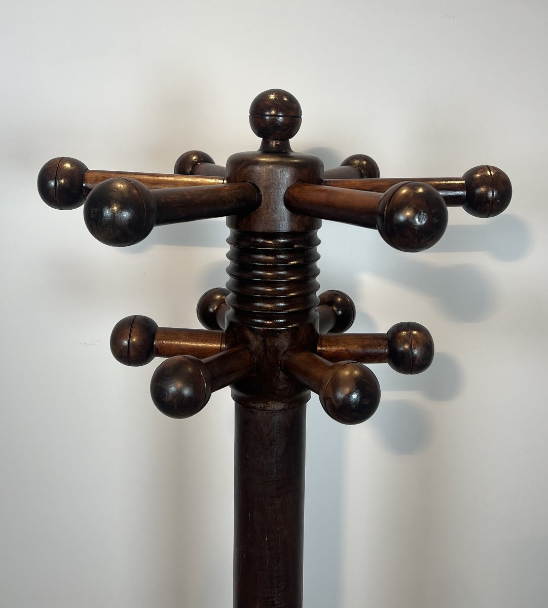 Porte-manteaux Brutaliste En Chêne Sculpté. Travail Français De Charles Dudouyt. Vers 1950-photo-2