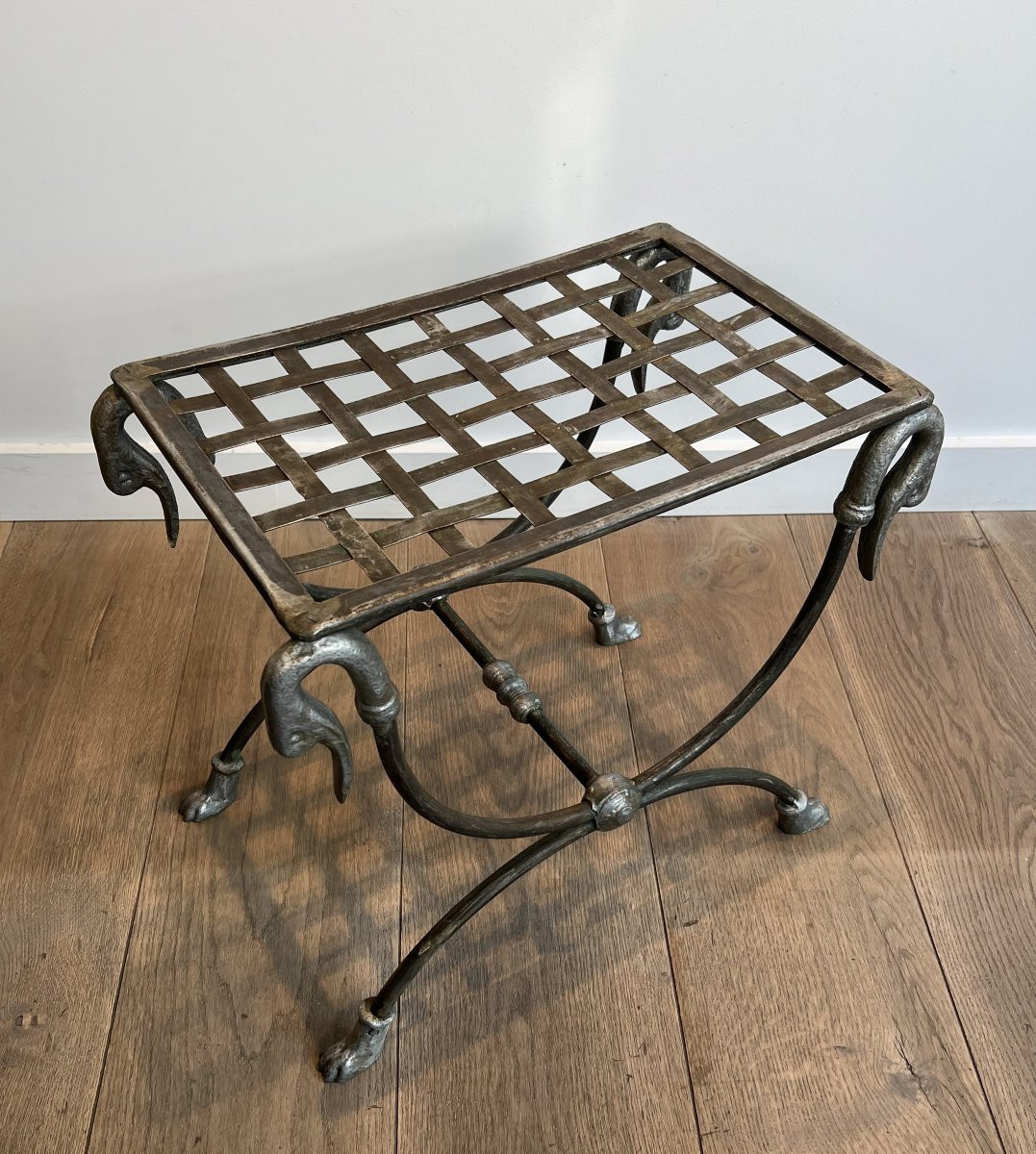Tabouret curule de style néoclassique en acier orné de têtes de canard et pied en laiton. -photo-2