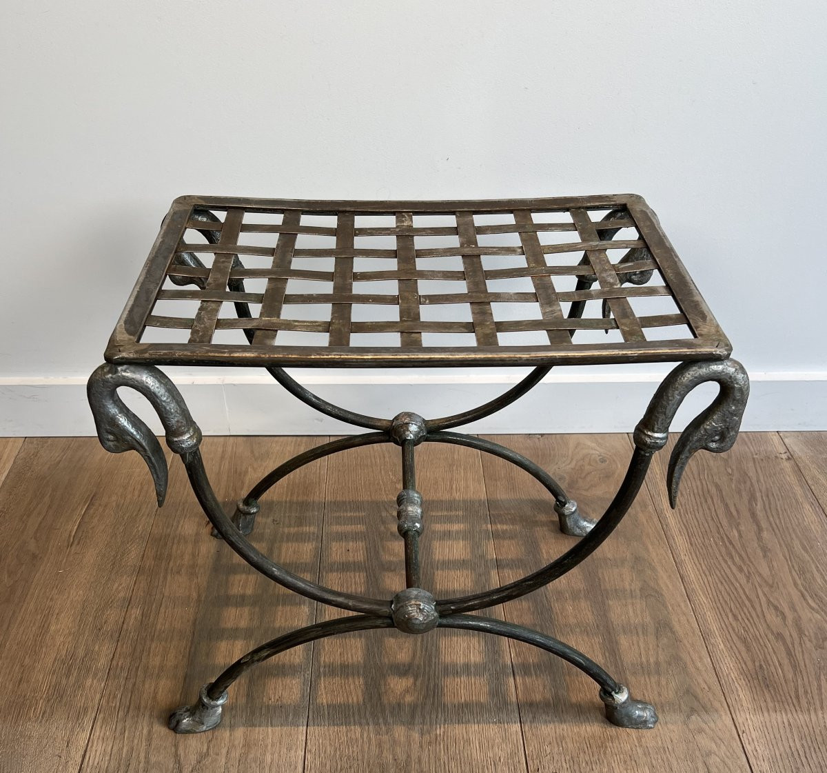 Tabouret curule de style néoclassique en acier orné de têtes de canard et pied en laiton. -photo-4