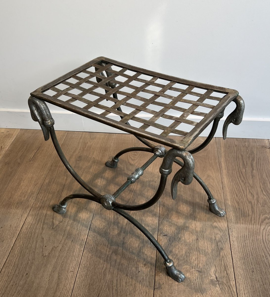 Tabouret curule de style néoclassique en acier orné de têtes de canard et pied en laiton. -photo-1