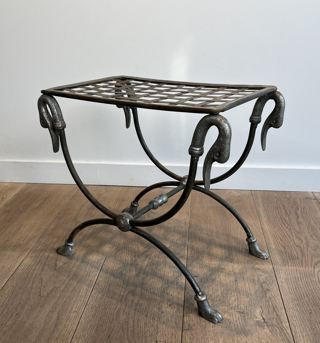 Tabouret curule de style néoclassique en acier orné de têtes de canard et pied en laiton. -photo-2