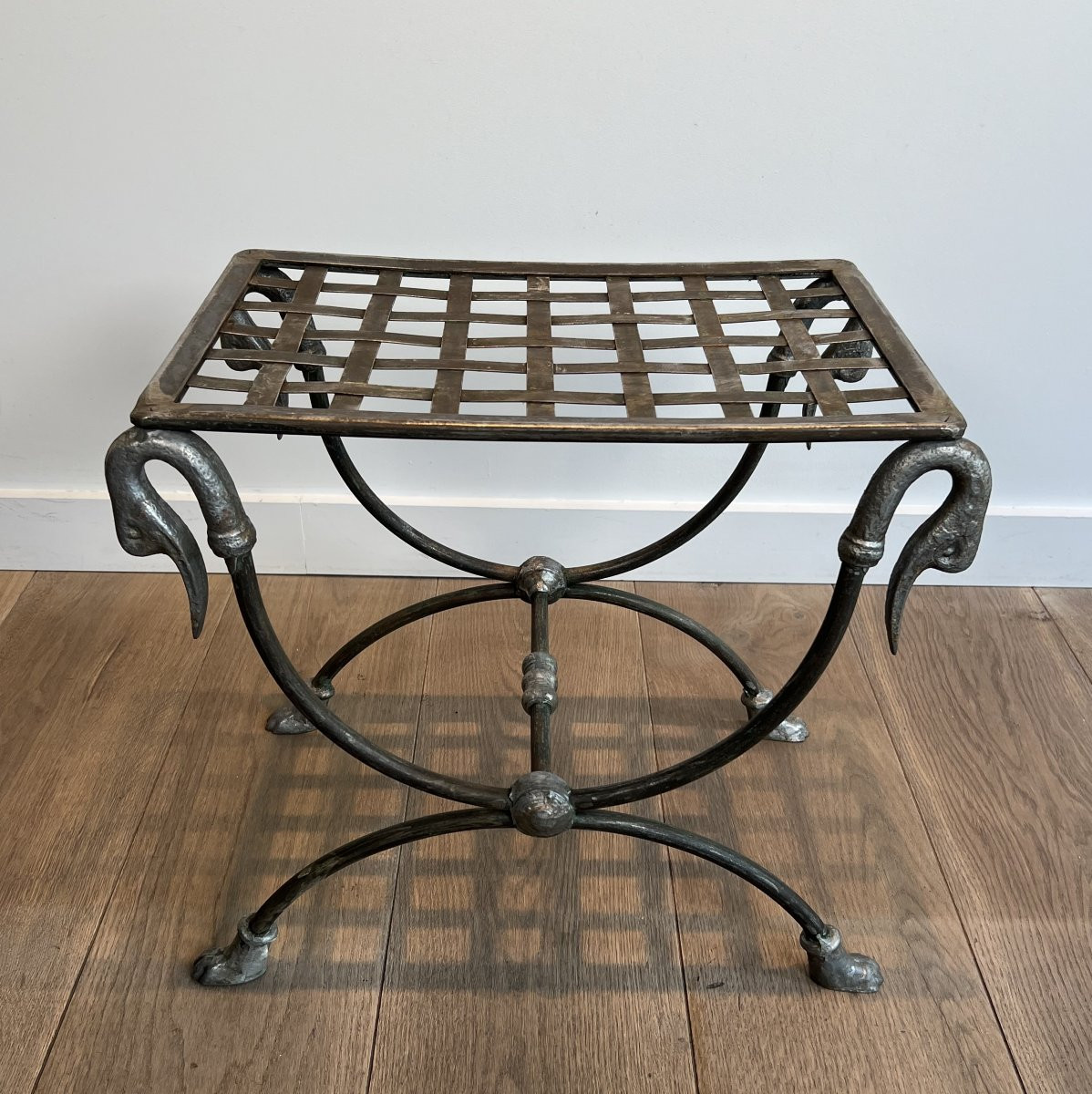 Tabouret curule de style néoclassique en acier orné de têtes de canard et pied en laiton. -photo-8