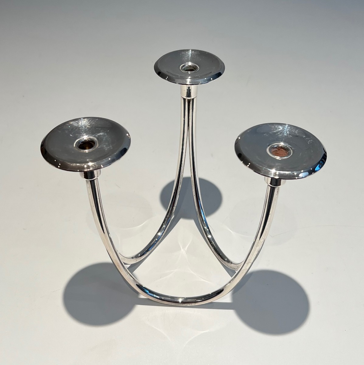 Bougeoir design en métal argenté à 3 bougies. Travail Français. Vers 1970