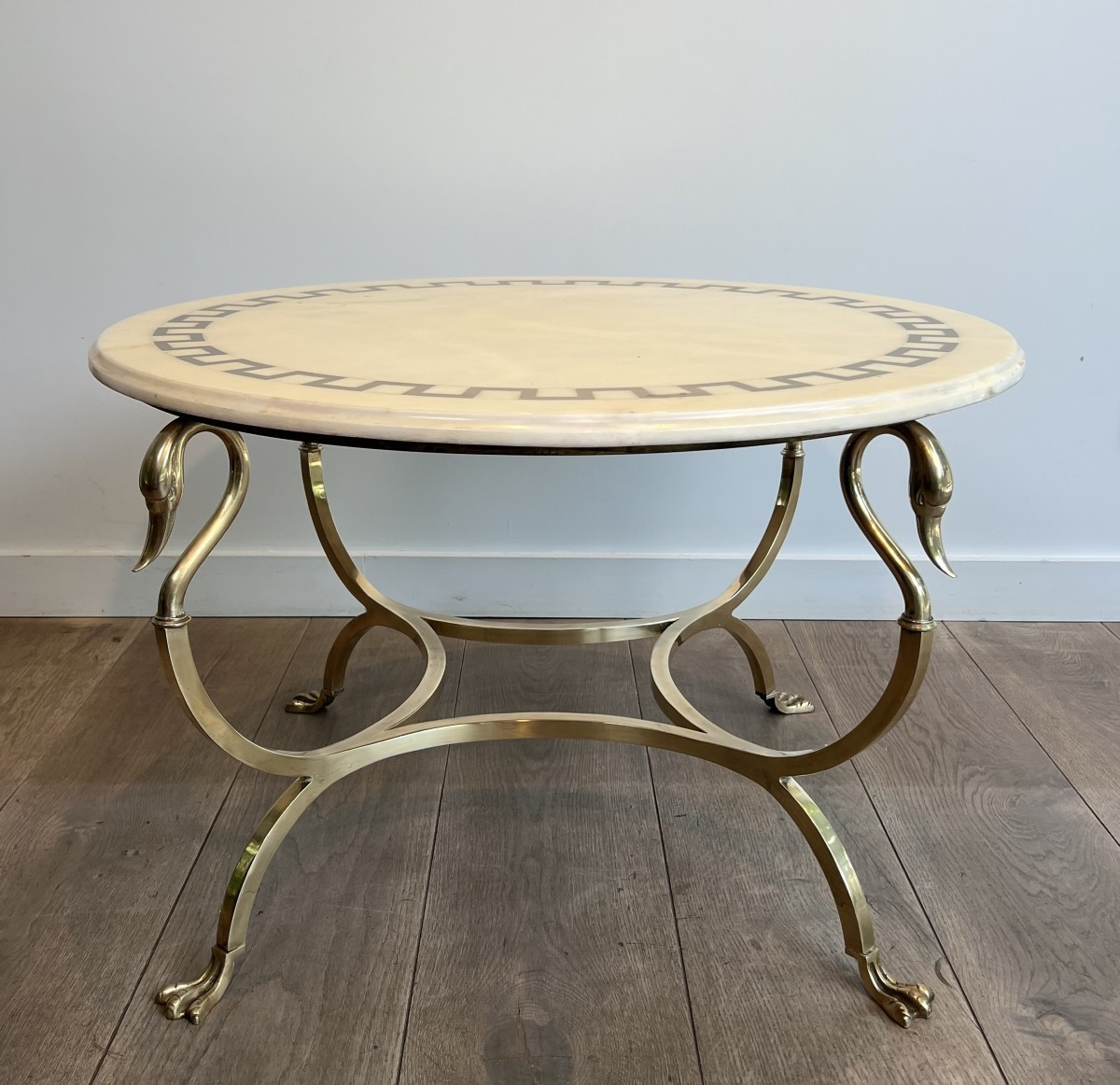 Table basse ronde de style néoclassique en Laiton à cols et pattes de cygnes 