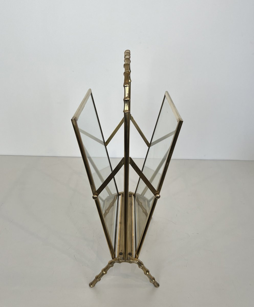 Porte-Revues façon faux-bambou en laiton et panneaux latéraux en verre transparent. -photo-3