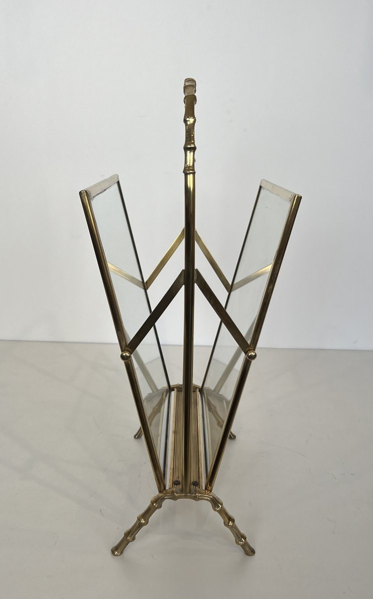 Porte-Revues façon faux-bambou en laiton et panneaux latéraux en verre transparent. -photo-4