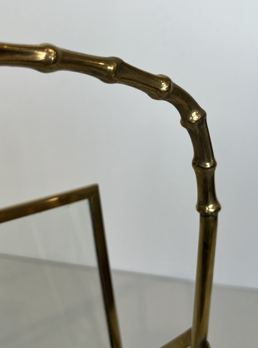 Porte-Revues façon faux-bambou en laiton et panneaux latéraux en verre transparent. -photo-3