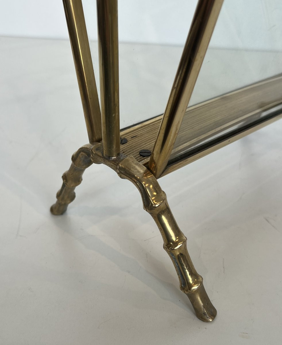 Porte-Revues façon faux-bambou en laiton et panneaux latéraux en verre transparent. -photo-6